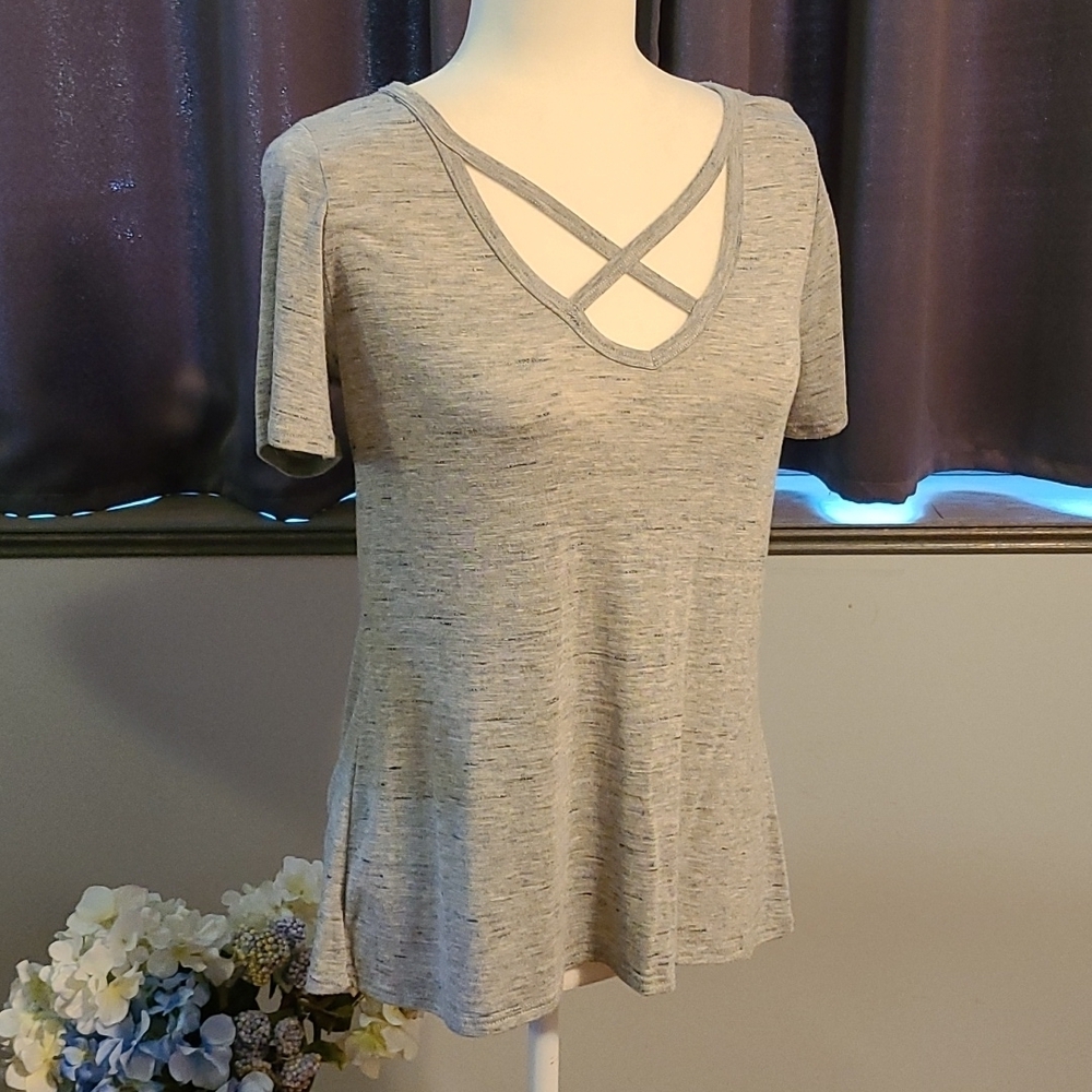 Socialite Criss Cross Gray Short Sleeved Top - Ladies Small